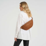 DEPECHE Warsaw bumbag i håndflettet skind Bumbag 005 Vintage cognac