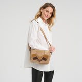 Crossover taske i ruskind med patch - detaljer / 16930 - Sand - DEPECHE