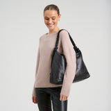 Lammeskinds skuldertaske med rynket rem / 17086 - Black - DEPECHE