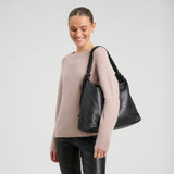 Lammeskinds skuldertaske med rynket rem / 17086 - Black - DEPECHE