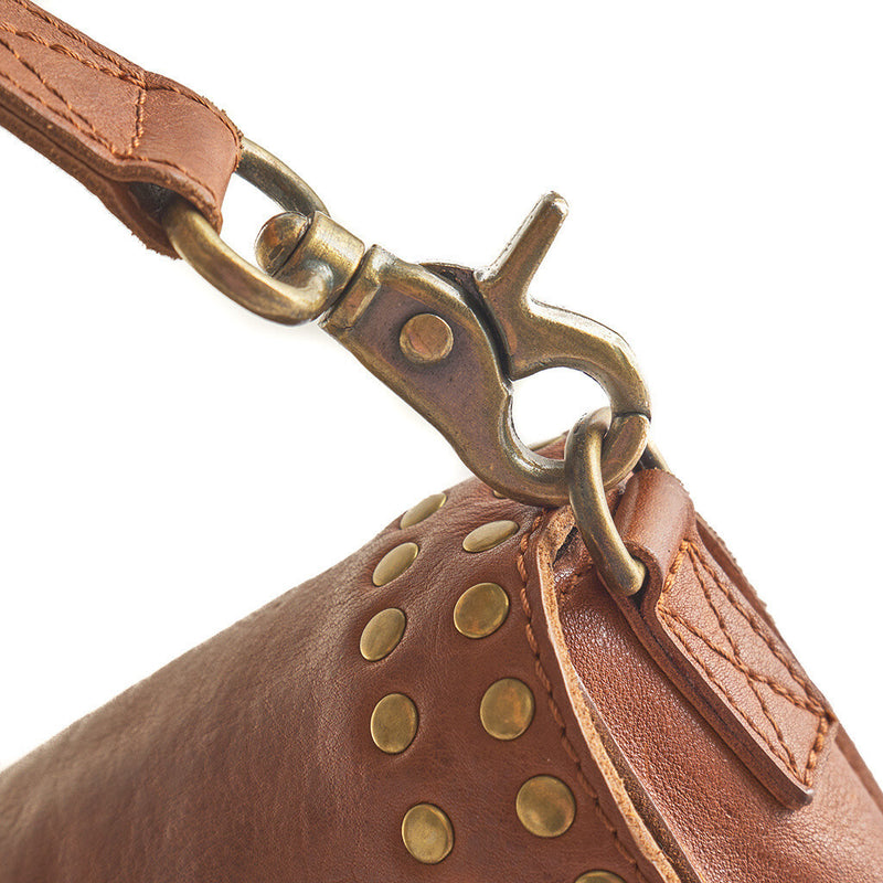 DEPECHE Crossbody taske dekoreret med nitter Cross over 005 Vintage cognac