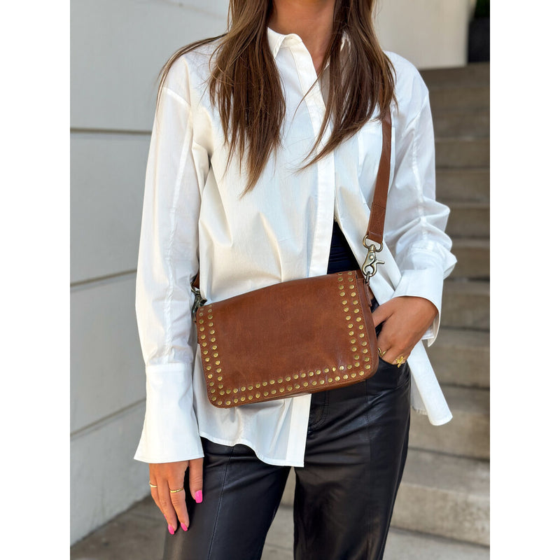 DEPECHE Crossbody taske dekoreret med nitter Cross over 005 Vintage cognac