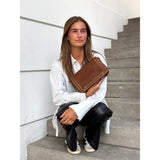 DEPECHE Crossbody taske dekoreret med nitter Cross over 005 Vintage cognac
