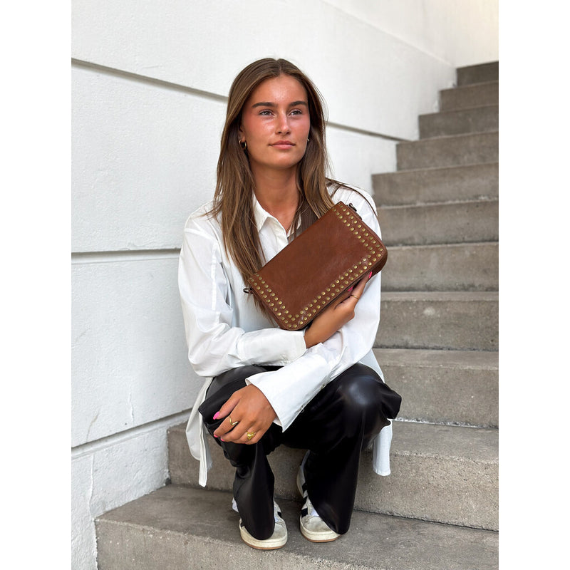 DEPECHE Crossbody taske dekoreret med nitter Cross over 005 Vintage cognac