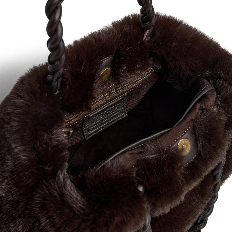 DEPECHE Håndtaske i blød faux fur med flettede hank Shoulderbag / Handbag 008 Chocolate