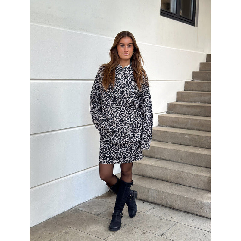 Depeche Clothing Jane jakke dekoreret med et smukt patch Jackets 281 Grey leo print