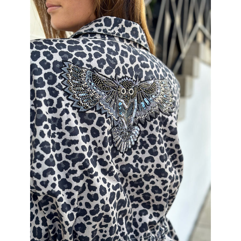 Depeche Clothing Jane jakke dekoreret med et smukt patch Jackets 281 Grey leo print