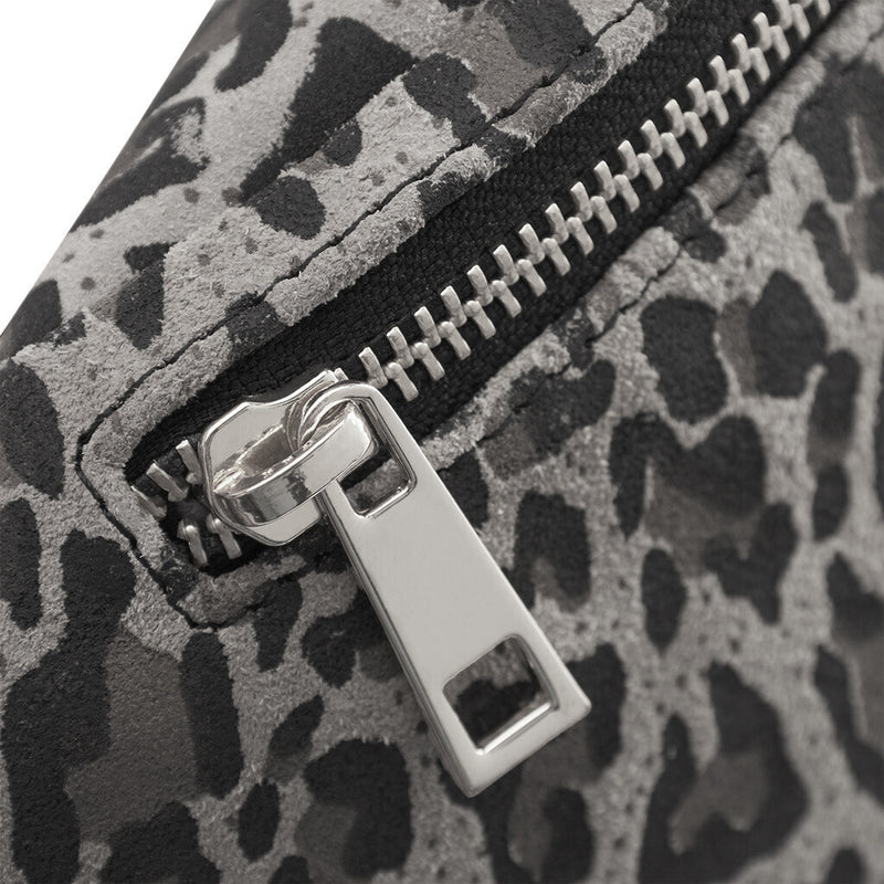 DEPECHE Læder bumbag i klassisk design Bumbag 281 Grey leo print