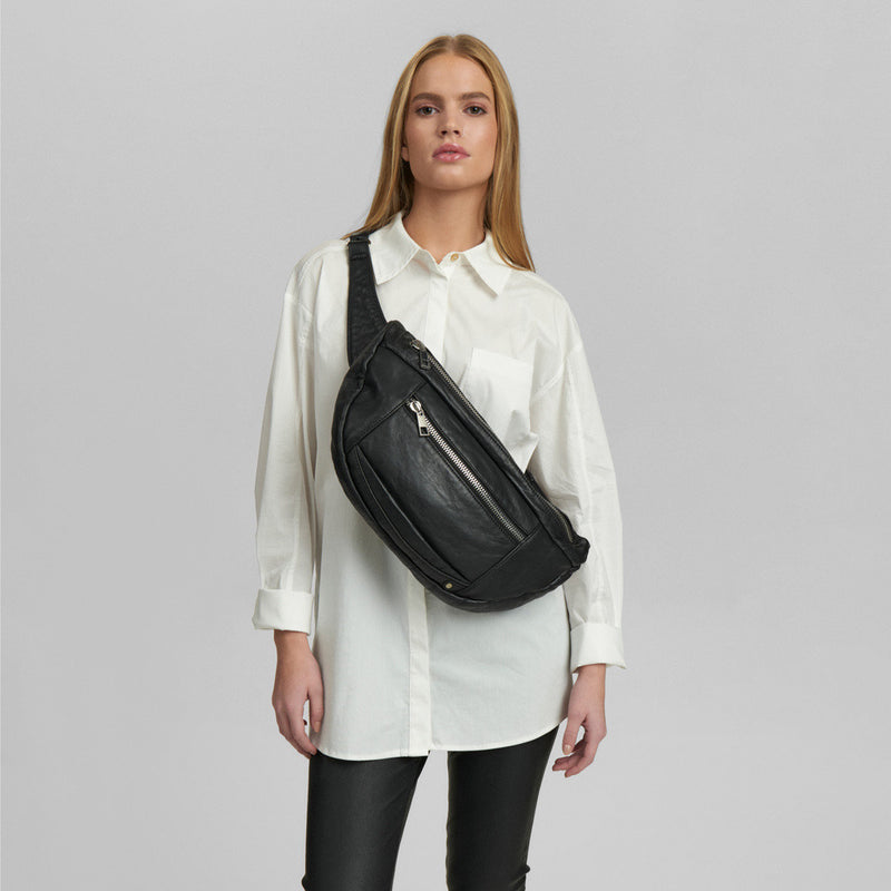DEPECHE Oversize læder bumbag i blød og lækker kvalitet Bumbag 099 Black (Nero)