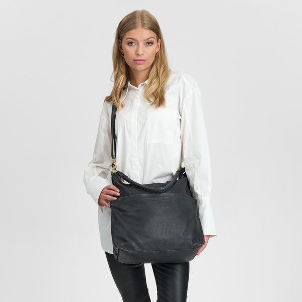 DEPECHE Rummelig skuldertaske i flot skindkvalitet Shoulderbag / Handbag 099 Black (Nero)