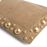 Ruskind clutch/crossover med nittedetaljer / 16948 - Sand - DEPECHE